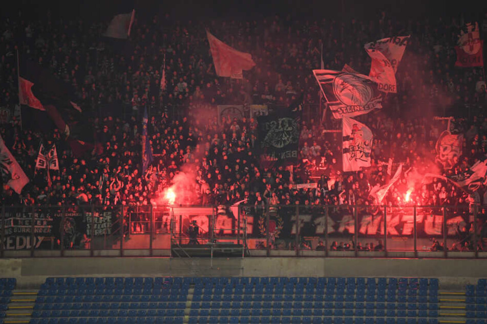 Gigantisch! 13.500 Eintracht-Fans feuerten ihre Mannschaft im San Siro an.