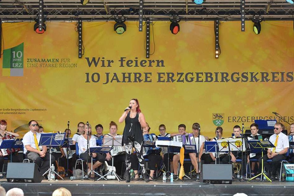 Gesang zum Kreis-Jubliäum: In Annaberg trat unter anderem ErziStar-Gewinnerin Vivien Kretzschmar (19) auf.