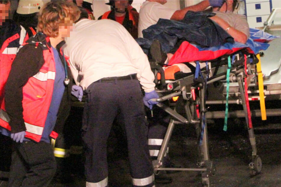 Zwei Männer kamen schwerverletzt ins Krankenhaus (Symbolbild).
