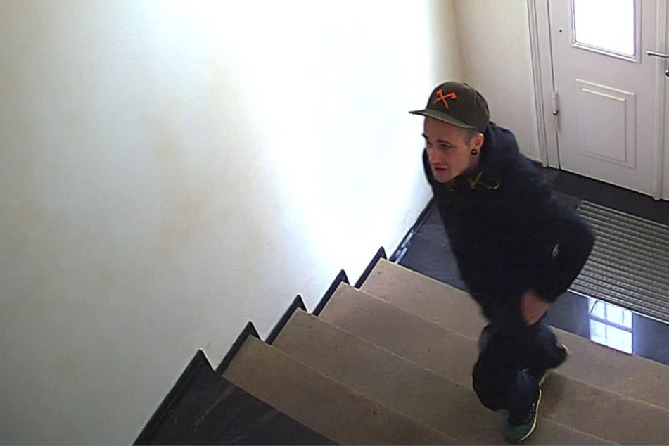 Mit diesem Bild sucht die Polizei nach dem gemeinen Erfurter Rollerdieb.