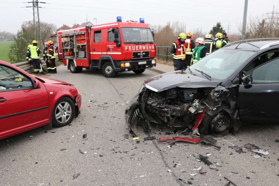 Zwei Autos sind am Samstagnachmittag auf der B189 ineinandergekracht.