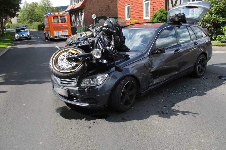 Das Motorrad landete schwer beschädigt auf der Frontseite des Autos.