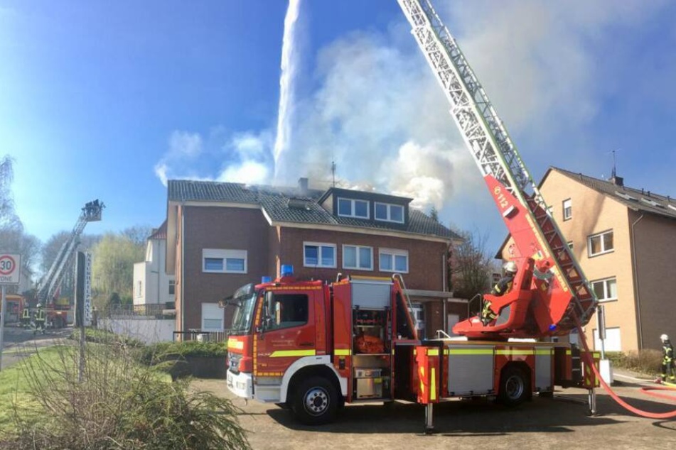 Mit mehreren Drehleitern ist die Feuerwehr vor Ort.