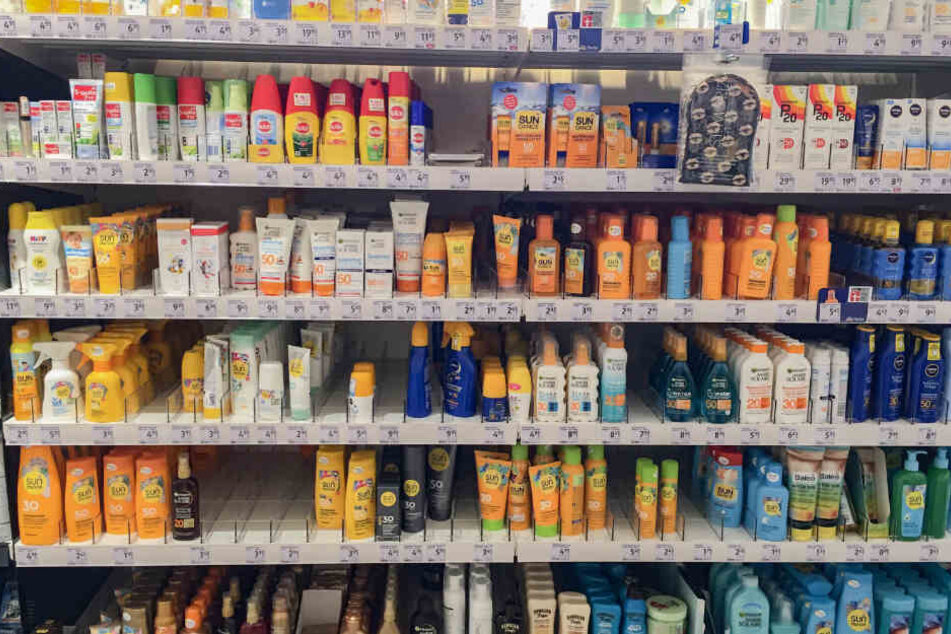 Gerade mal eine Sonnencreme habe ich in der Drogerie gefunden, die keine chemischen Filter, Nanopartikel oder Mikroplastik enthält.
