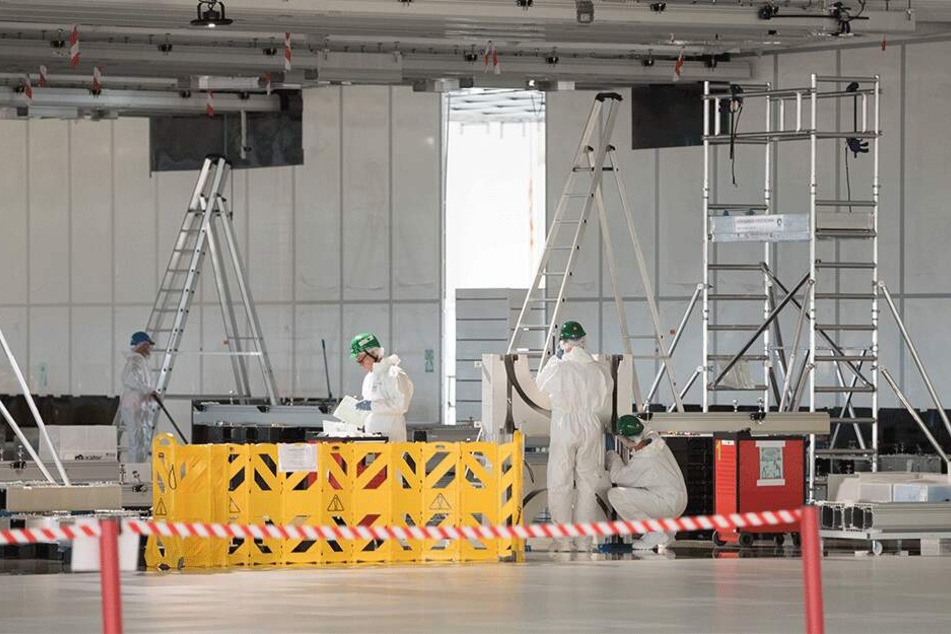 Bauarbeiter werkeln auf der Bosch-Baustelle in einem künftigen Reinraum