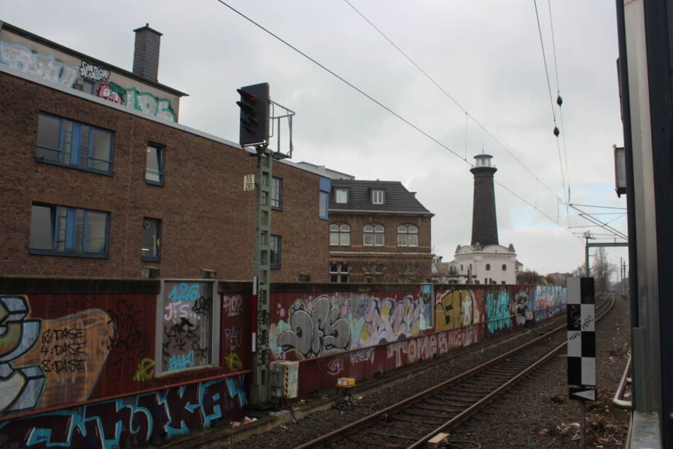Der Leuchtturm befindet sich direkt an einer Bahnstrecke.