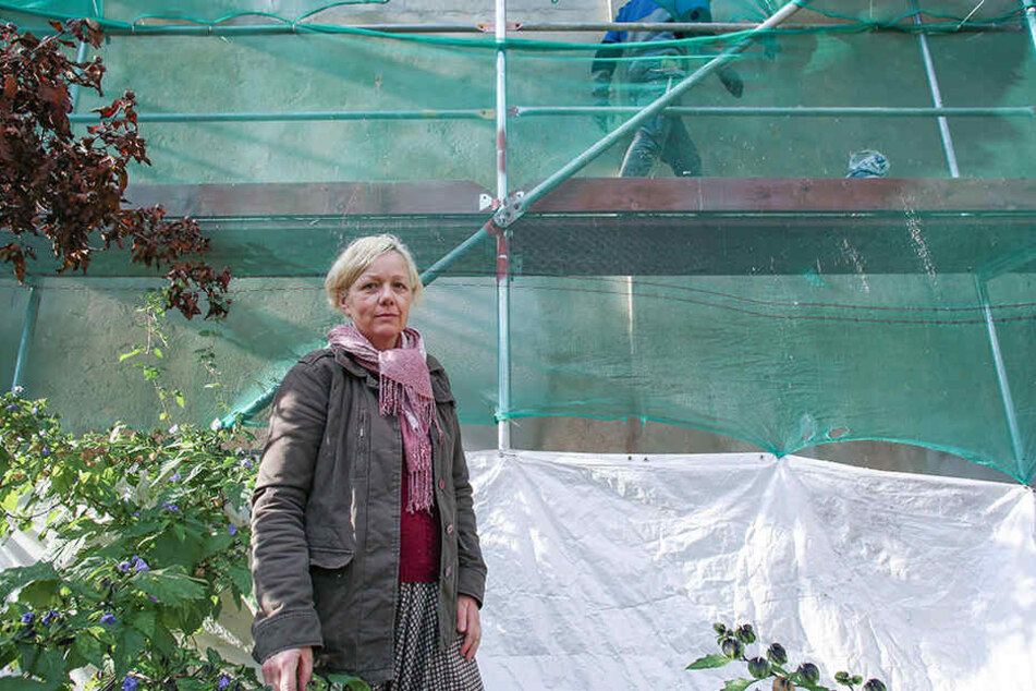 Anwohnerin Katrin Hofer (52) im Garten ihres Hinterhofes. Direkt daneben wird eine 16 Meter hohe Brandwand gebaut.