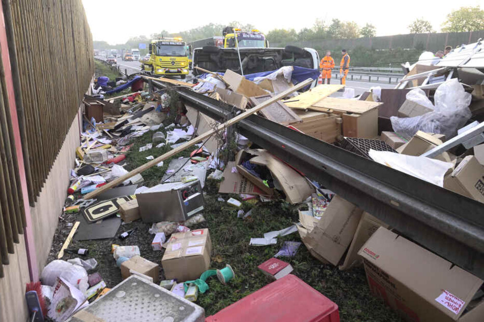 Dieser Umzug ging gründlich schief! Ein Kleintransporter mit Anhänger kippte auf der A4 um.