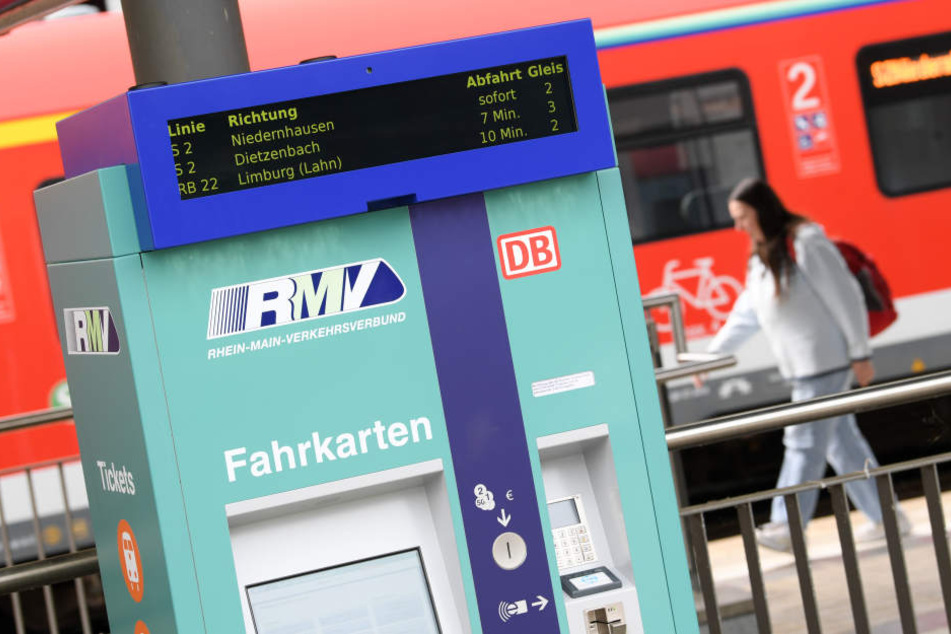 Die Fahrkarte soll erst ab 9 Uhr morgens gültig sein. (Symbolbild)