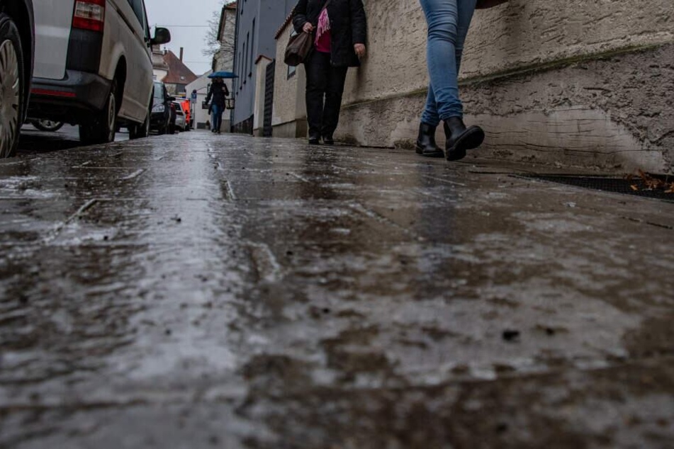Die Oberpfalz startet rutschig in den Freitag: Gehwege und Straßen sind mit einer Eisschicht bedeckt.