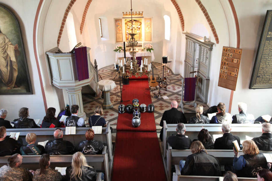 Die Saison wird mit einem Gottesdienst eingeläutet.