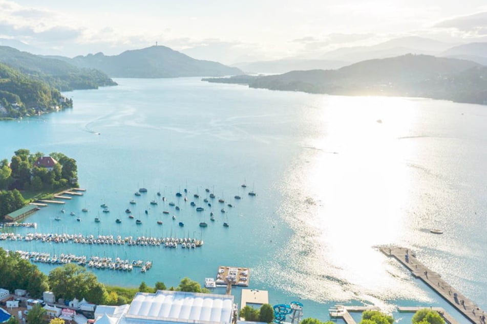Eine 29-Jährige soll drei Wochen lang vermisst worden und dann vor einem Bootshaus am Wörthersee ohne Gedächtnis gefunden worden sein.