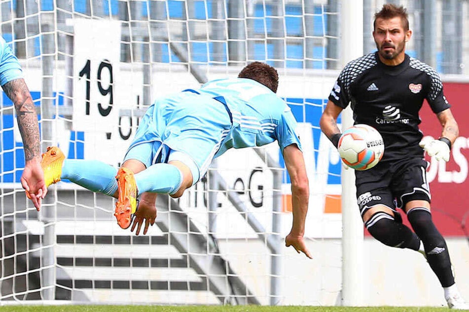 Florian Hansch (links) bei einer Kopfball-Chance.