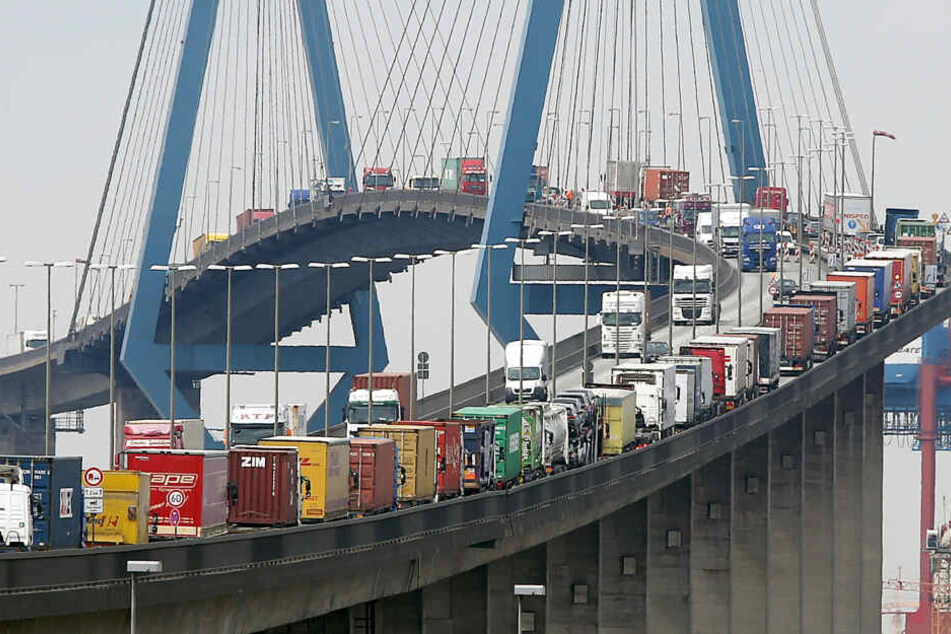 Dieses Bild kennt wohl jeder Hamburger: Autos und Lastwagen stauen sich auf der Köhlbrandbrücke im Hafen von Hamburg.