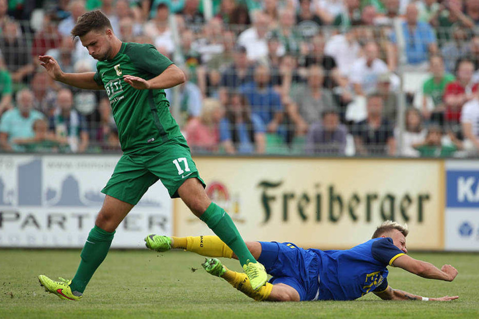 Maximilian Pommer (r.), hier im Spiel gegen Chemie Leipzig, fällt am Samstag verletzt aus.