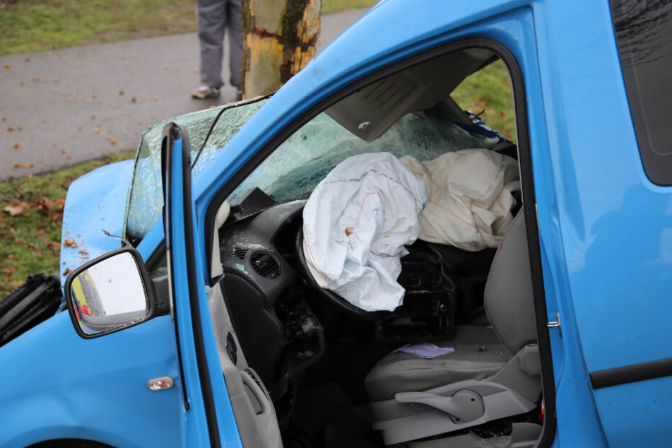 Der junge Autofahrer hatte Glück im Unglück: Er wurde nur leicht verletzt.