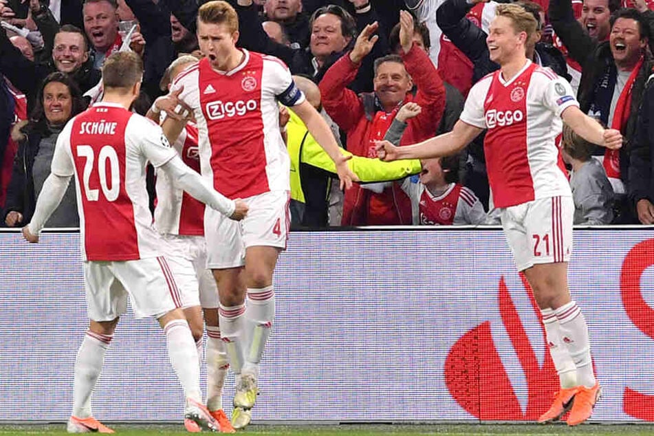 Neben Matthijs de Ligt und Frenkie de Jong hat auch Dolberg-Landsmann Lasse Schöne Ajax Amsterdam verlassen. Schöne spielt jetzt beim FC Genua in der Serie A.