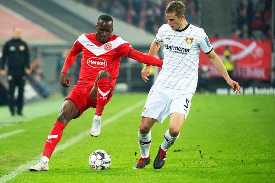 Dodi Lukebakio (l.) im Zweikampf mit Bayer 04 Leverkusens Sven Bender.