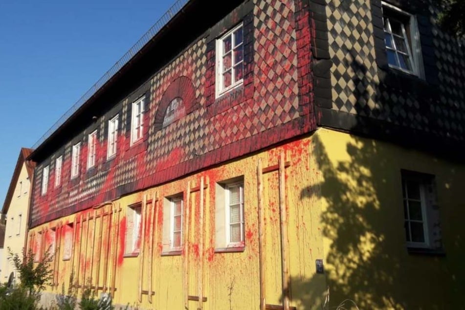 Die beschmierte Fassade des Hauses.