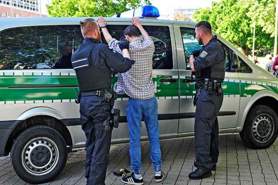 Im Kontrollbereich darf die Polizei jeden Passanten auch ohne konkreten Verdacht durchsuchen.
