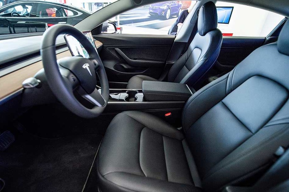 Der Mann war am Steuer eines Tesla Modell 3 eingeschlafen.