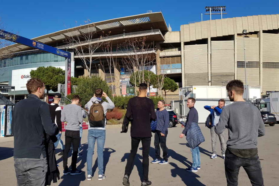 Da staunten die CFC-Profis nicht schlecht: Trainer David Bergner spendierte ihnen einen trainingsfreien Nachmittag in Barcelona. Im Hintergrund: Das Nou Camp - Heimspielstätte des FC Barcelona.