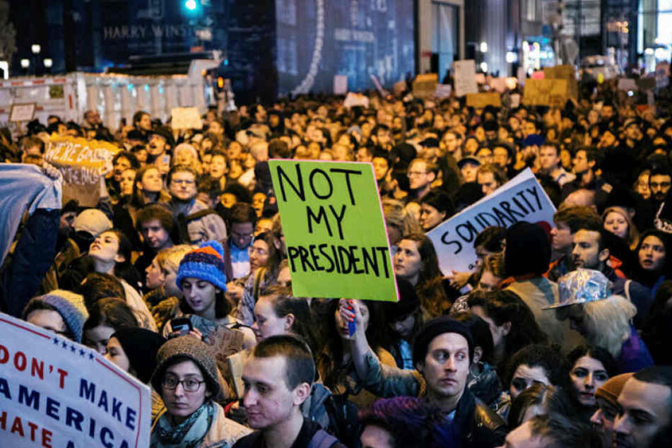 Nach dem Wahlsieg von Donald Trump machen Tausende US-Bürger ihrem Unmut Luft.