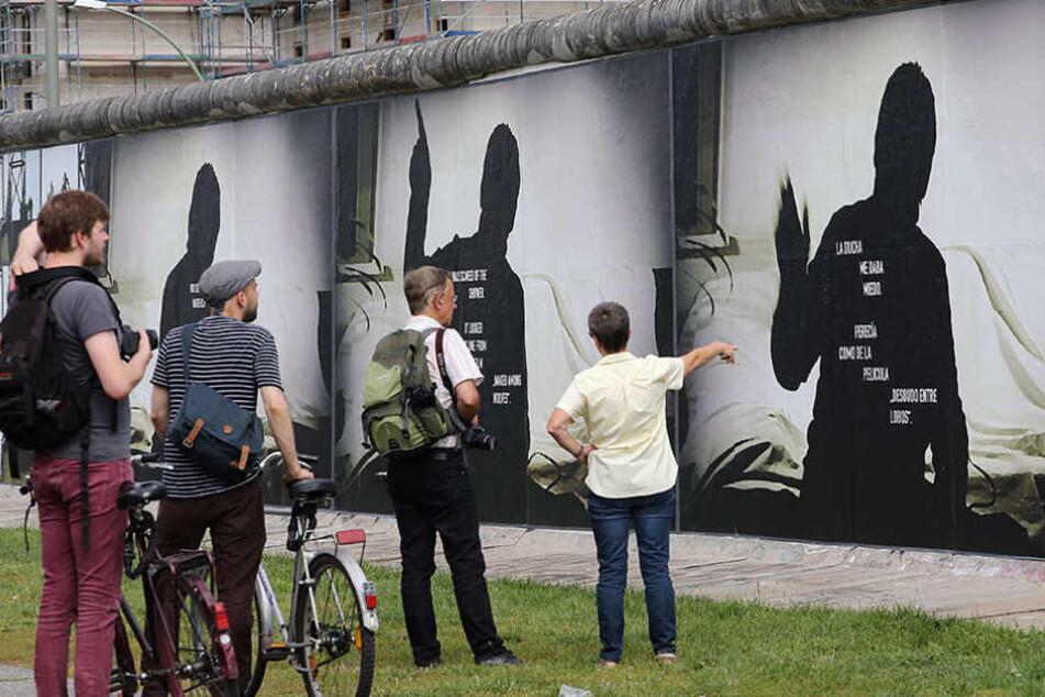 Die neue Mauer aus Hassbotschaften soll jedoch nicht an die alte erinnern, die Berlin teilte.