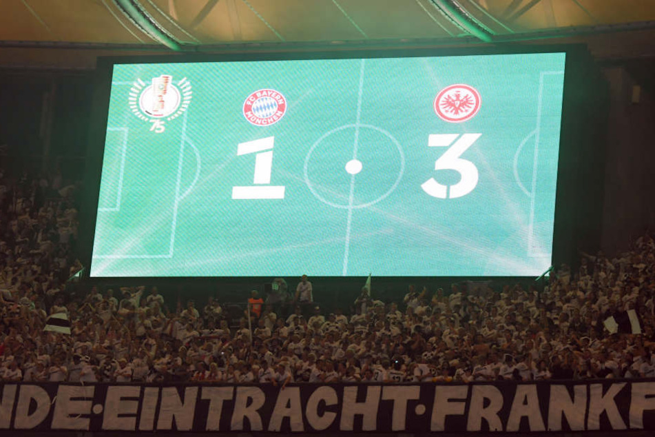 Das Ergebnis weiß auf grün! Eintracht Frankfurt bezwingt den FC Bayern München mit 3:1.