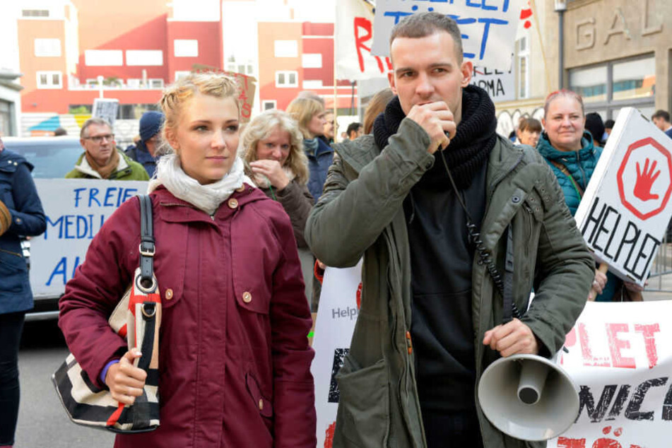 Chris und Lilly setzen den Pharmakonzern mit einer Demo weiter unter Druck.
