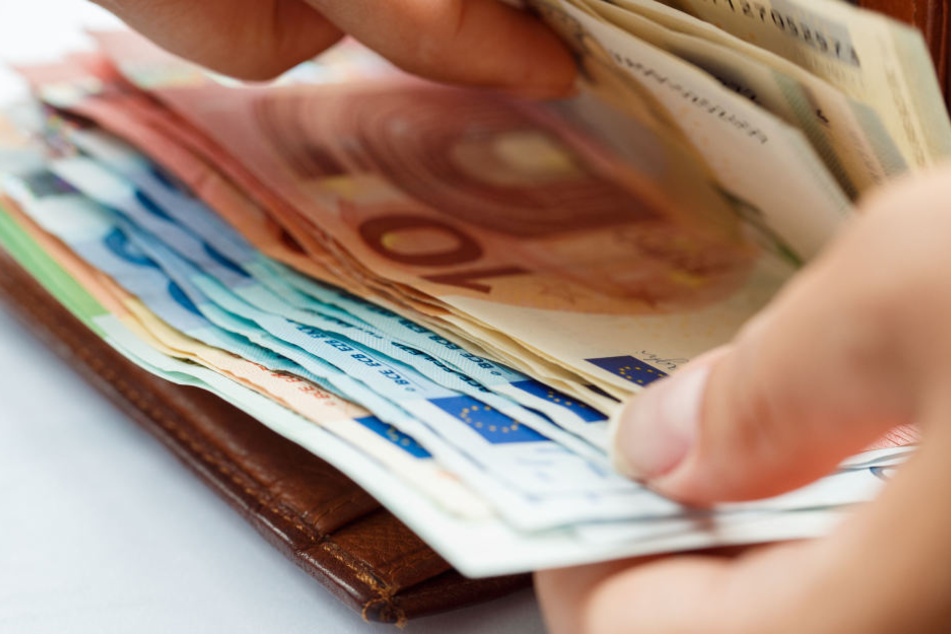 Die Angeklagte soll fast 80.000 Euro von der Rentenversicherung erschwindelt haben (Symbolbild).