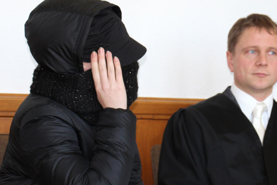 Tanja S. (li). muss sich weiter vor dem Landgericht Arnsberg wegen dem Hungertod ihres Kindes verantworten.