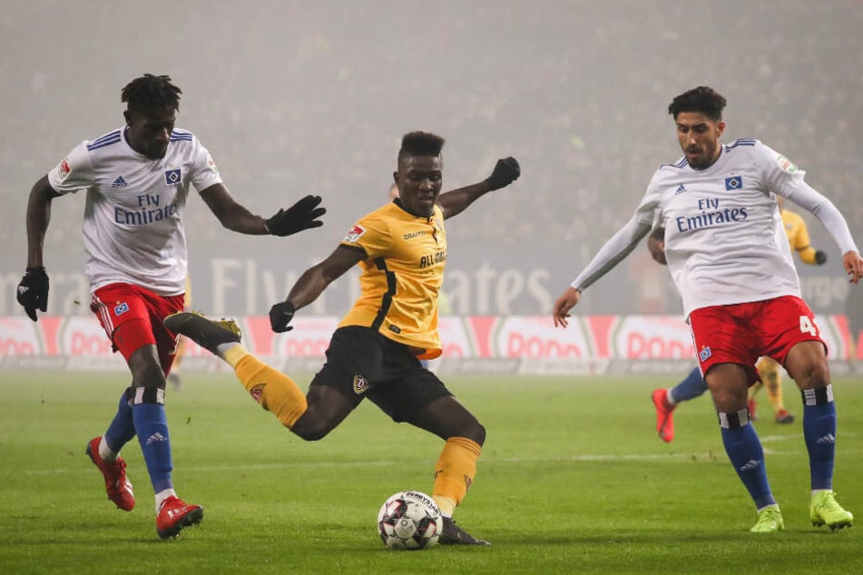 Dresden-Angreifer Moussa Kone versucht sich gegen Bakery Jatta (links) und Berky Özcan durchzusetzen.