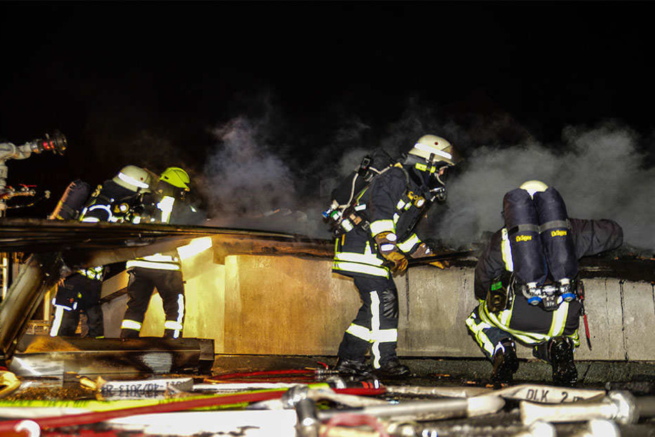 Die Feuerwehr musste die Glutnester in der Zwischendecke suchen.