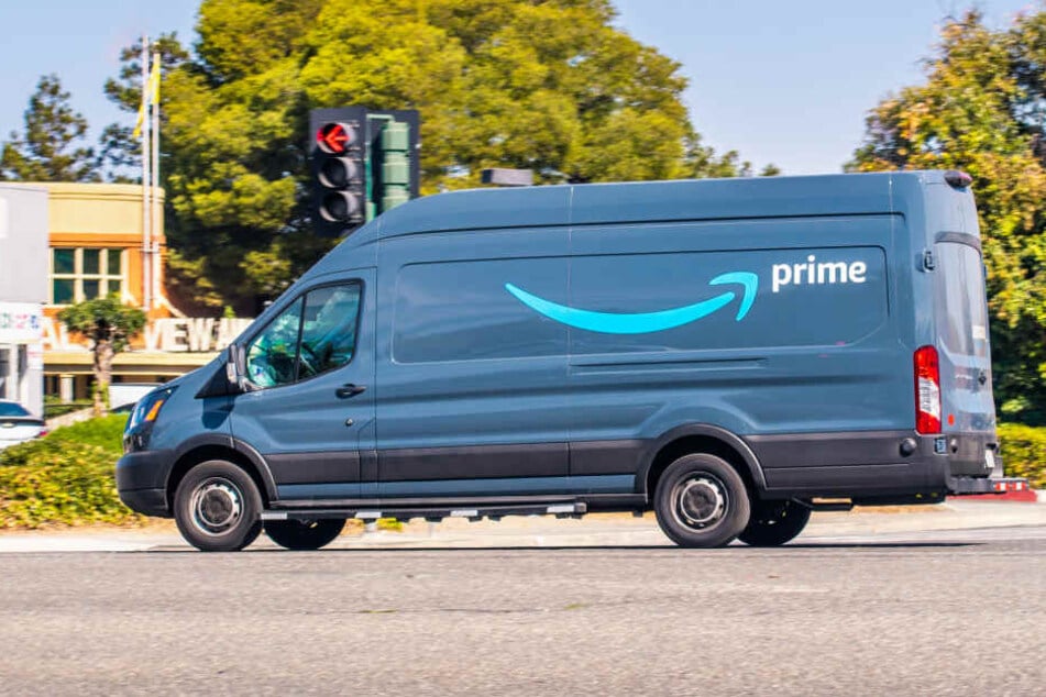 Ein Amazon-Zustell-Fahrzeug auf Auslieferungstour (Symbolbild).