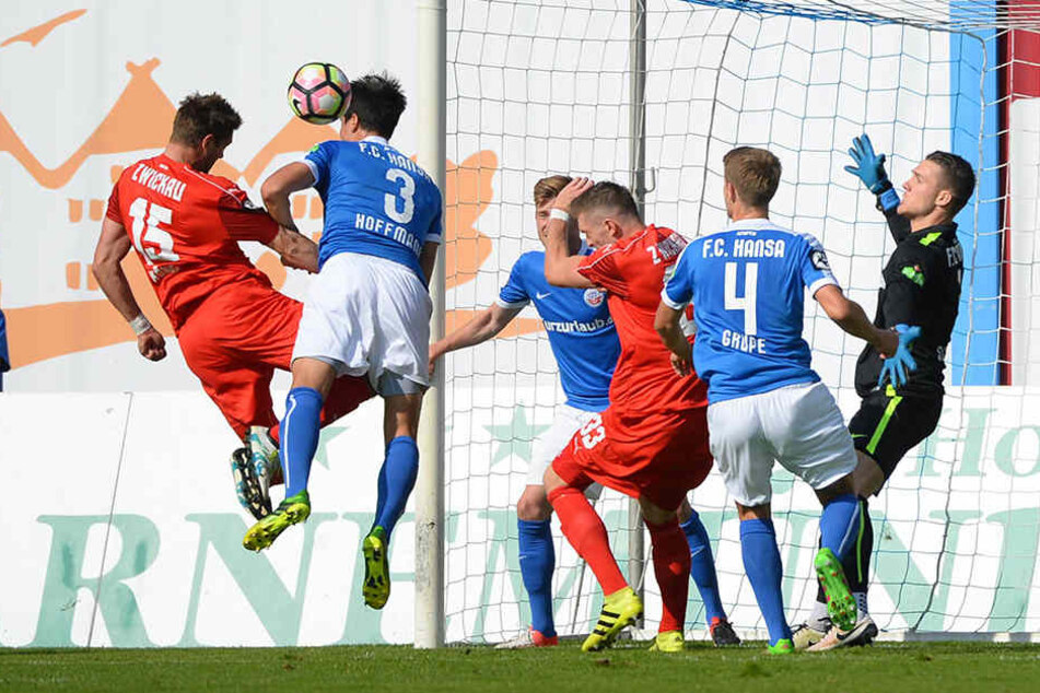 Full house: Gleich fünfmal zappelte es im Tor des FSV.