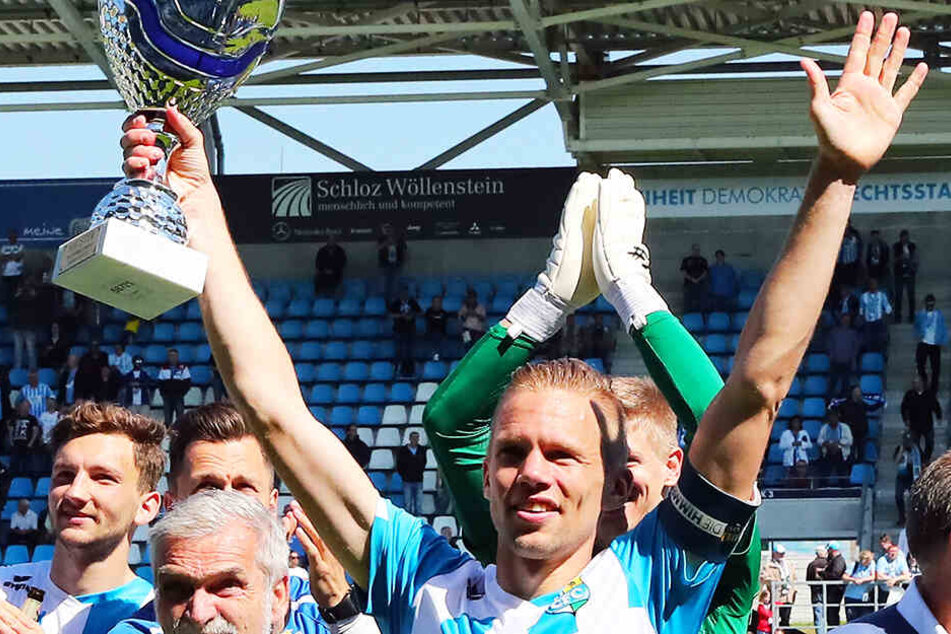 Den Pokal des Regionalliga-Meisters konnte Dennis Grote bereits in den Chemnitzer Himmel stemmen. Am Samstag soll der Sachsenpott folgen.