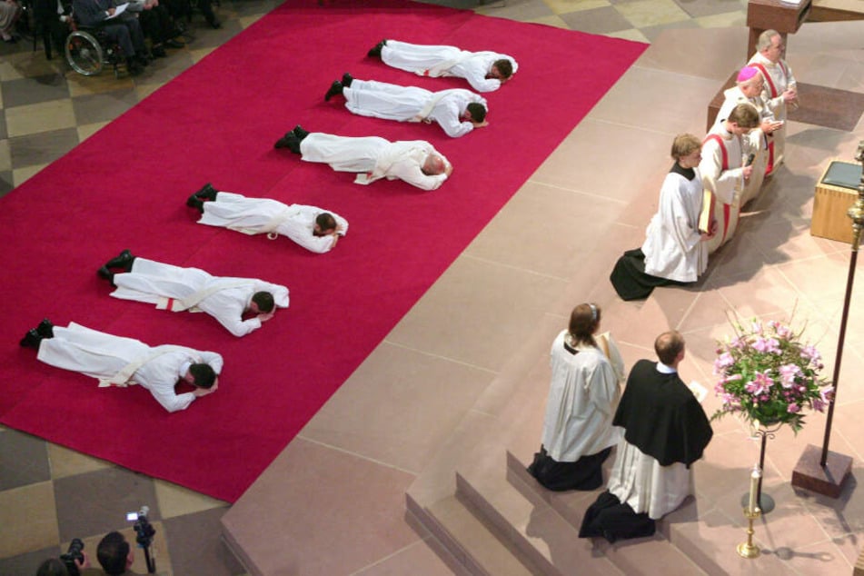 Am Sonntag werden in Freiburg sechs Männer zu Priestern geweiht. (Archivbild)