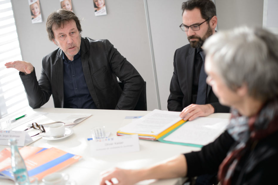 Jürgen Strohmaier (l-r), Referatsleiter im KVJS-Landesjugendamt Baden-Württemberg, Oliver Kaiser, Vorsitzender der Landesstelle für Suchtfragen, und Christa Niemeier, Referentin für Suchtprävention sprechen bei einem Pressegespräch zu dem Projekt "Schulte