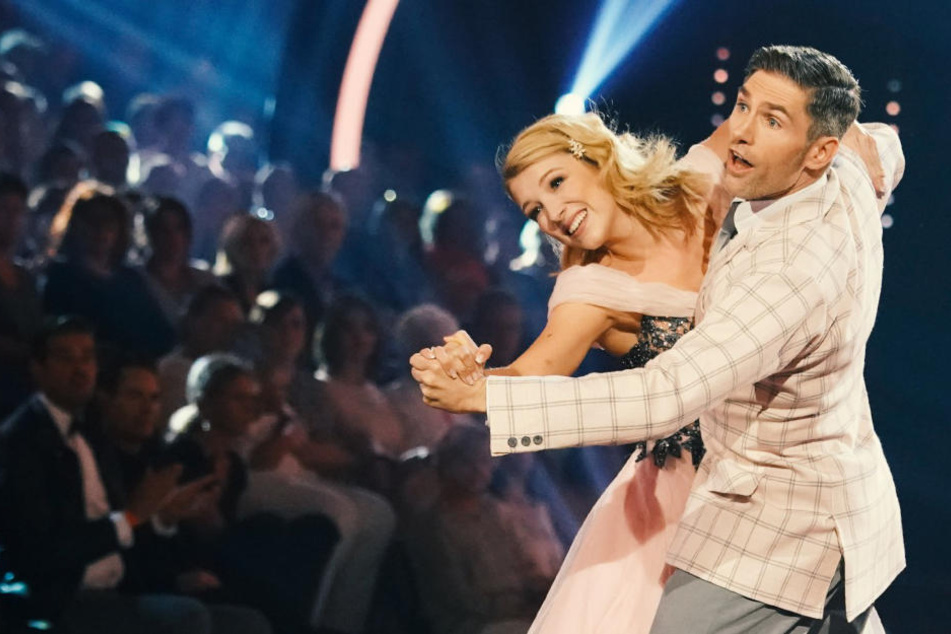Iris Mareike Steen und Christian Polanc tanzen einen Quickstep.