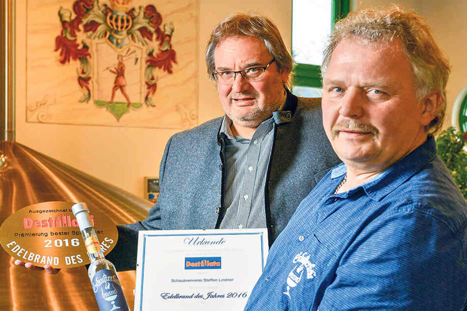 Schaubrenner Steffen Lindner (56,
r.) und Brauerei-Chef Andreas Meyer (59) sind stolz auf ihre Auszeichnung.