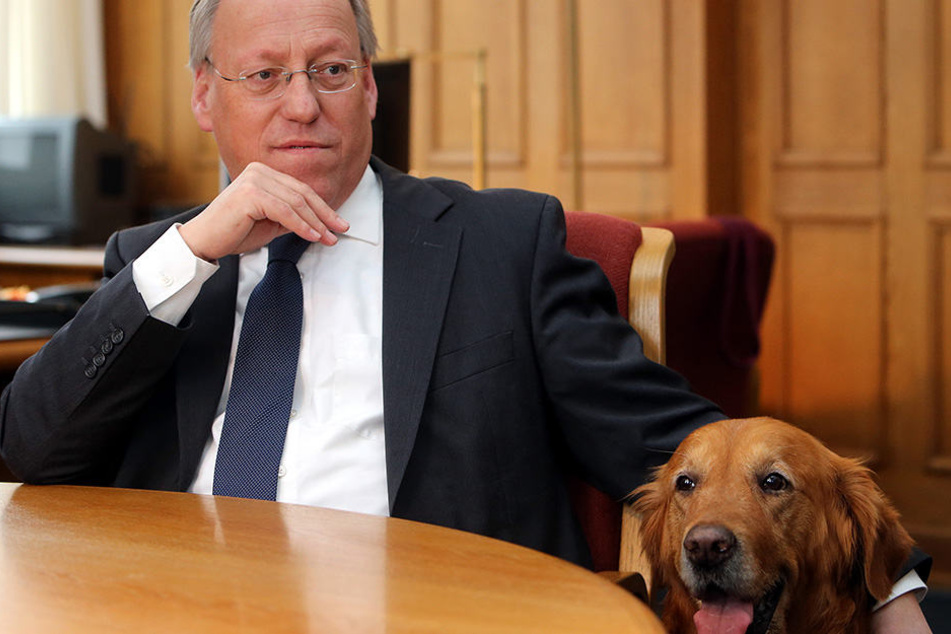 Bielefelds OB Pit Clausen ist ein Hundeliebhaber: Hier mit seinem Hund Monty.