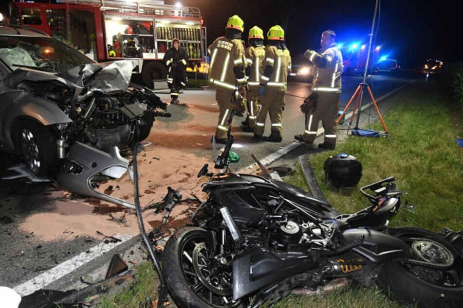 Ein Motorradfahrer wurde bei einem Unfall in Boke tödlich verletzt. Seine Beifahrerin überlebte schwer verletzt.