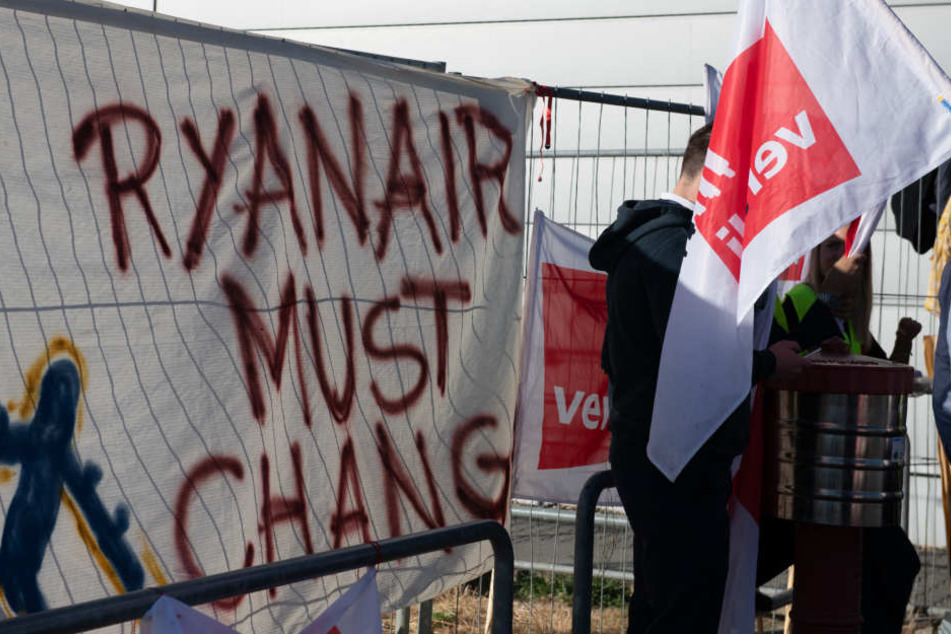 "Ryanair must change" steht auf dem Transparent an einem Zaun am Flughafen Berlin-Schönefeld.