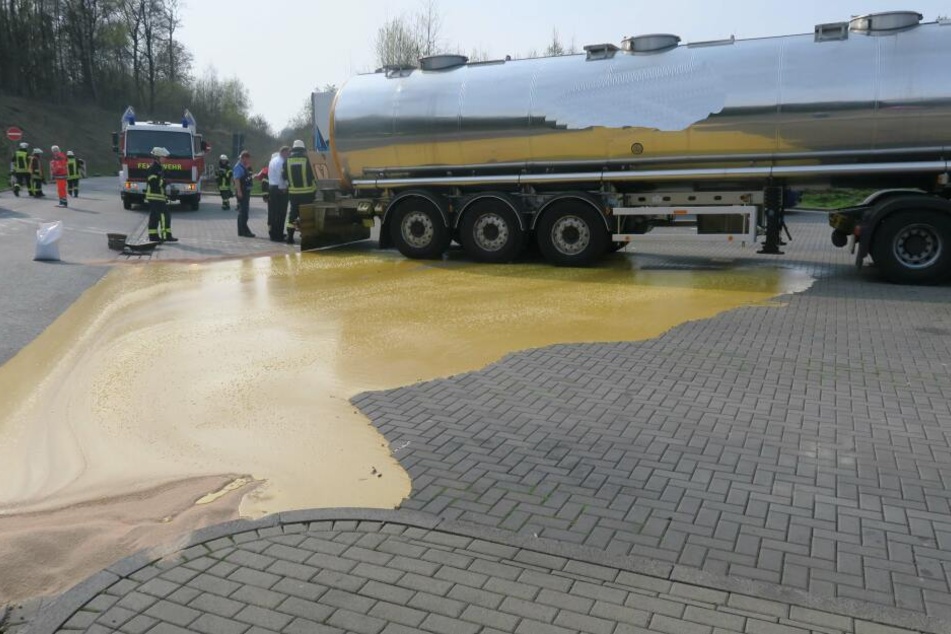 Die ockerfarbene Substanz verteilt sich auf dem Parkplatz an der A5.