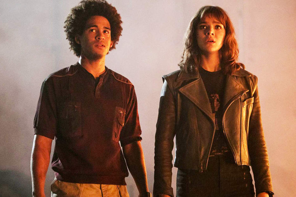 Charlie (Hailee Steinfeld) und ihr guter Freund Memo (Jorge Lendeborg Jr.) müssen erst einmal realisieren, was passiert.