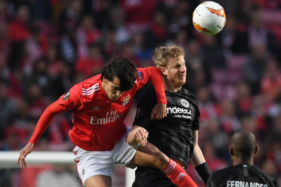 Martin Hinteregger (Re.) meldete sich vor dem Abschlusstraining am Mittwoch fit für das Europa League-Viertelfinal-Rückspiel gegen Benfica Lissabon.