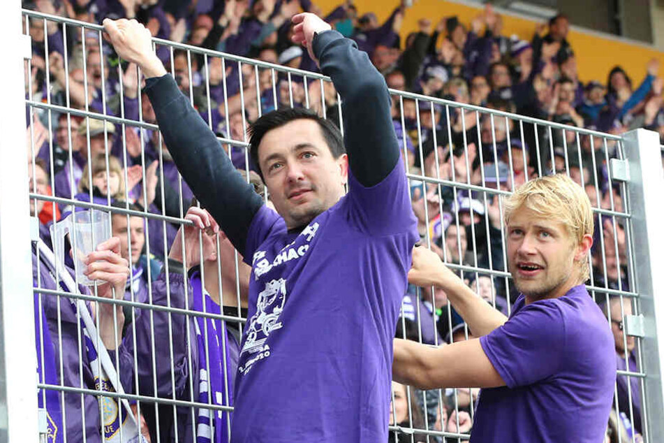 Daniel Meyer (l.) zusammen mit Jan Hochscheidt nach dem Spiel im Regensburg auf dem Zaun vor den Auer Fans.