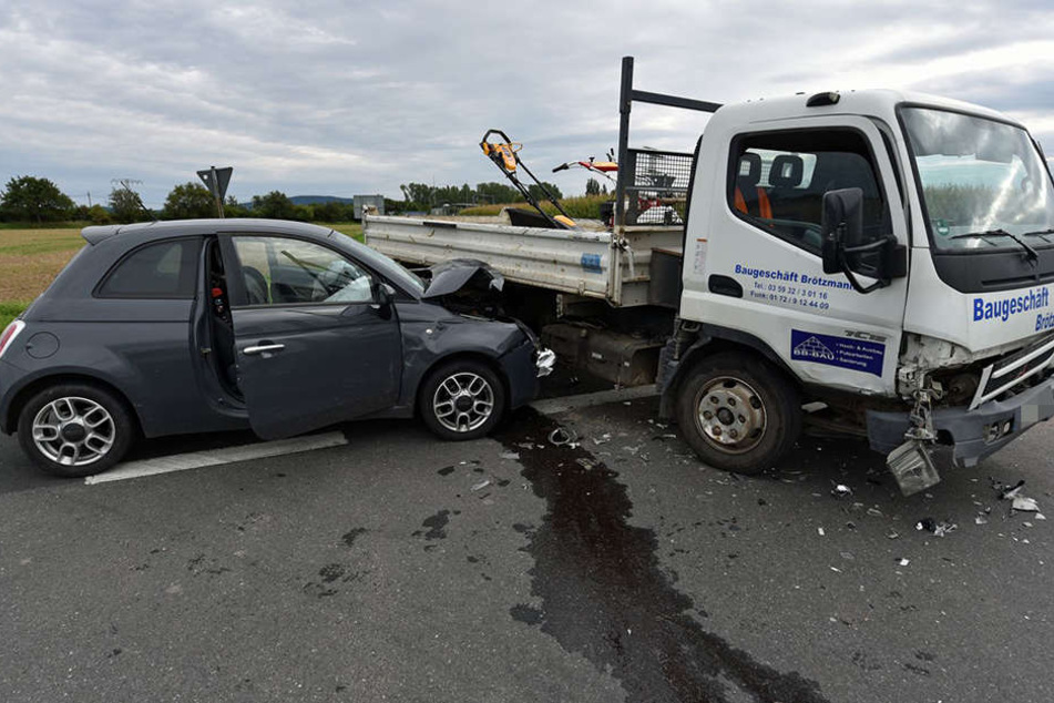 Der Fiat stieß auf der Staatsstraße mit dem Laster zusammen.