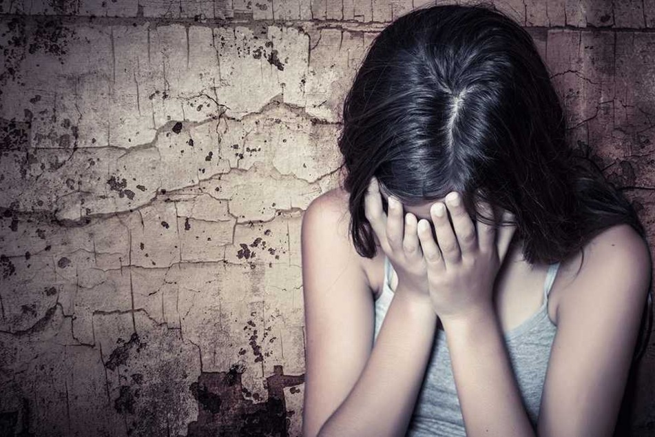 Die 14-Jährige soll erst zu Oralsex gezwungen und dann vergewaltigt worden sein. (Symbolbild)